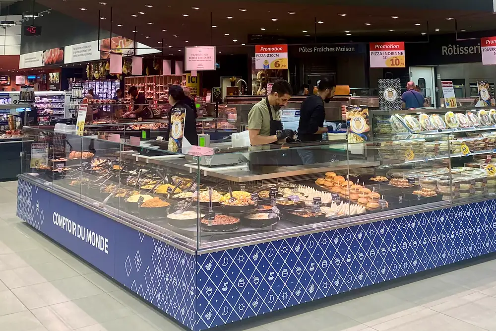 Le comptoir traiteur d'une grande surface où les plats Assya sont vendus