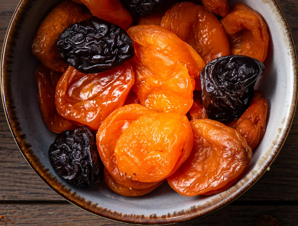 Un bol d'abricots secs et de pruneaux