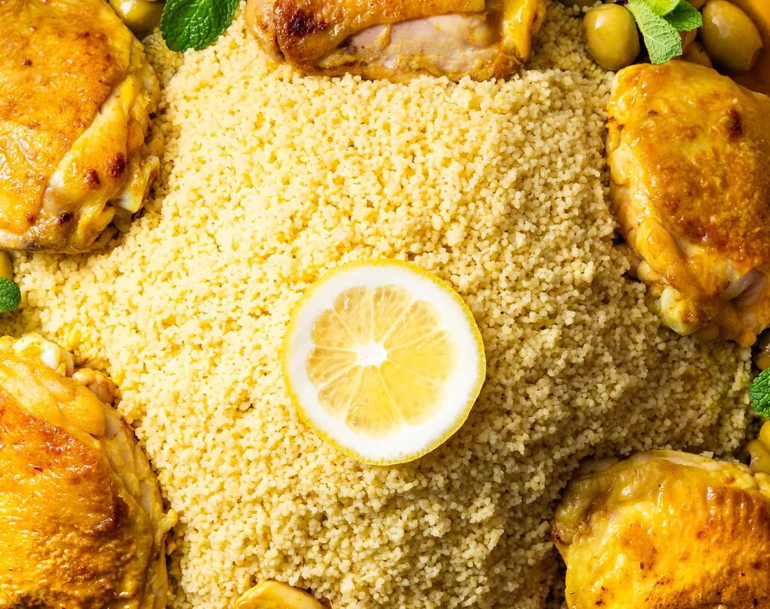 La semoule en dôme, entourée de poulet doré, une rondelle de citron au sommet